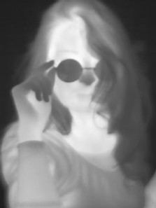 Thermal photograpg of a woman with sunglasses in greyscale