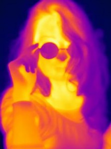 Thermal photograph of a woman with sunglasses in iron