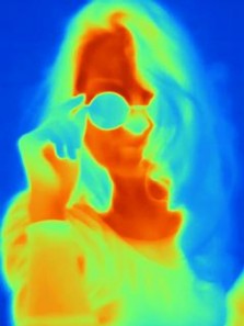 Thermal photograph of a woman with sunglasses in red-blue