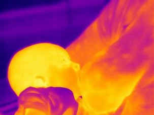 iron tone thermal photo of breastfeeding